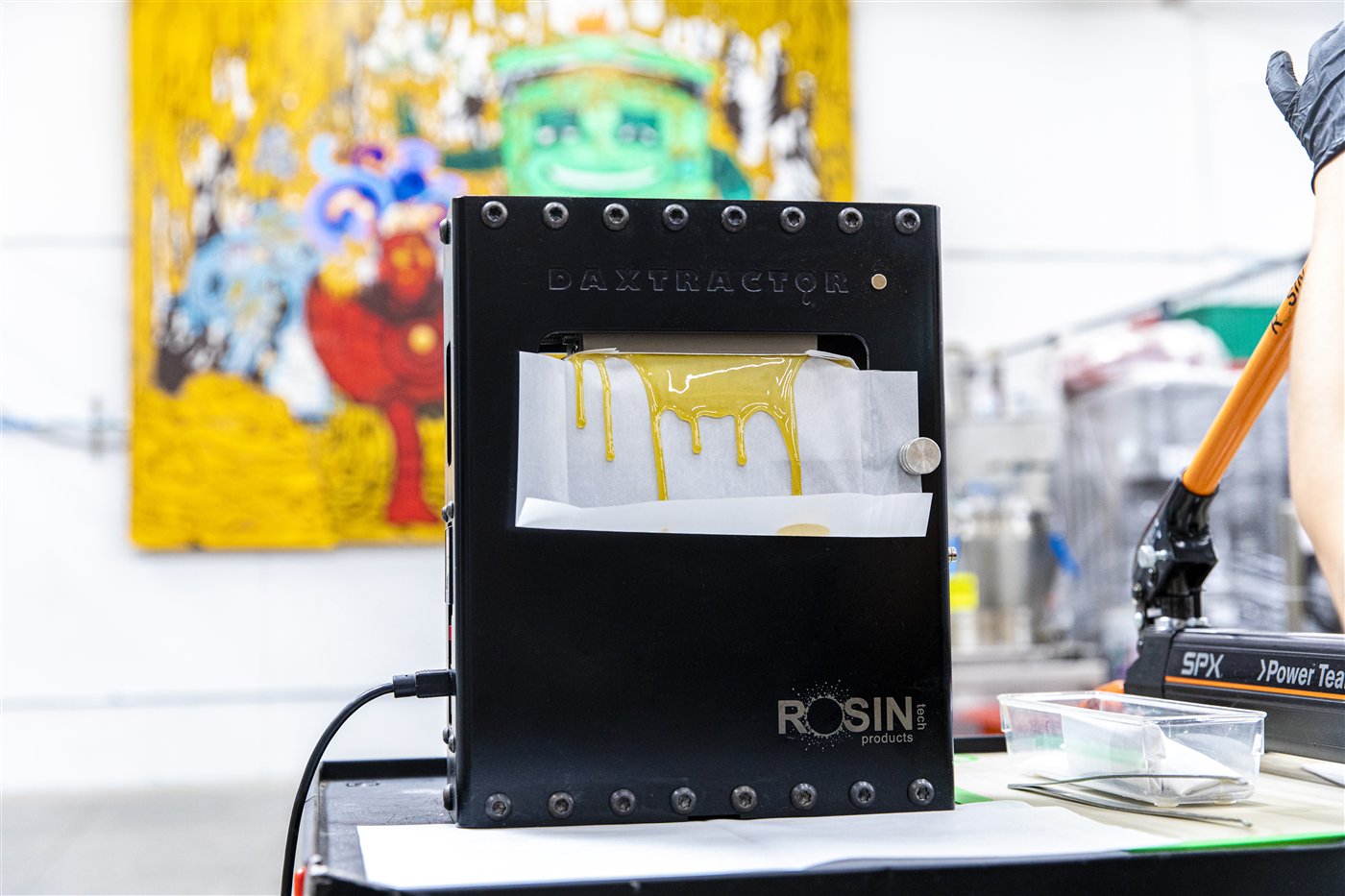 Rosin pressing live on the Daxtractor
